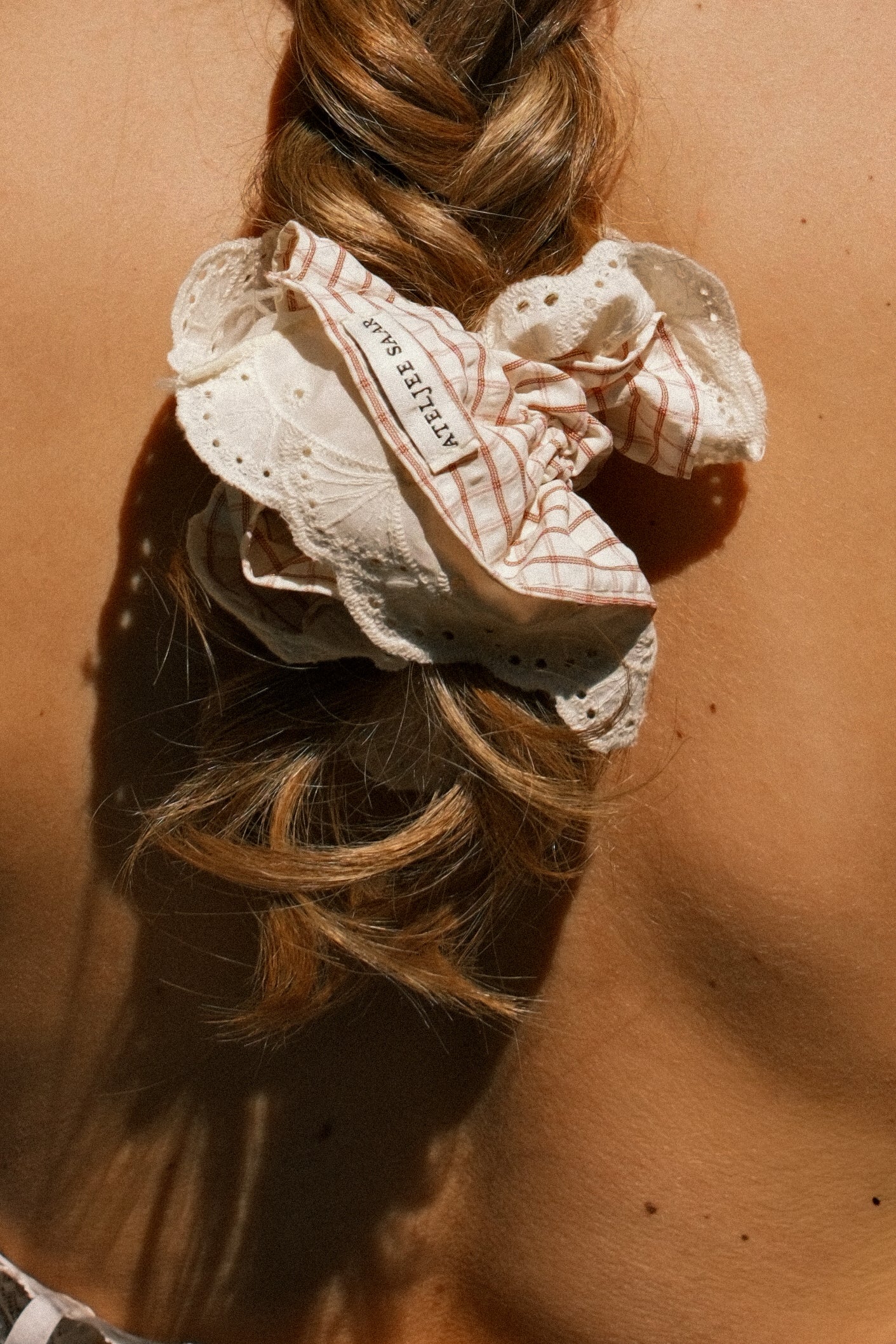 CHECKED LACE SCRUNCHIE RED - Image 2
