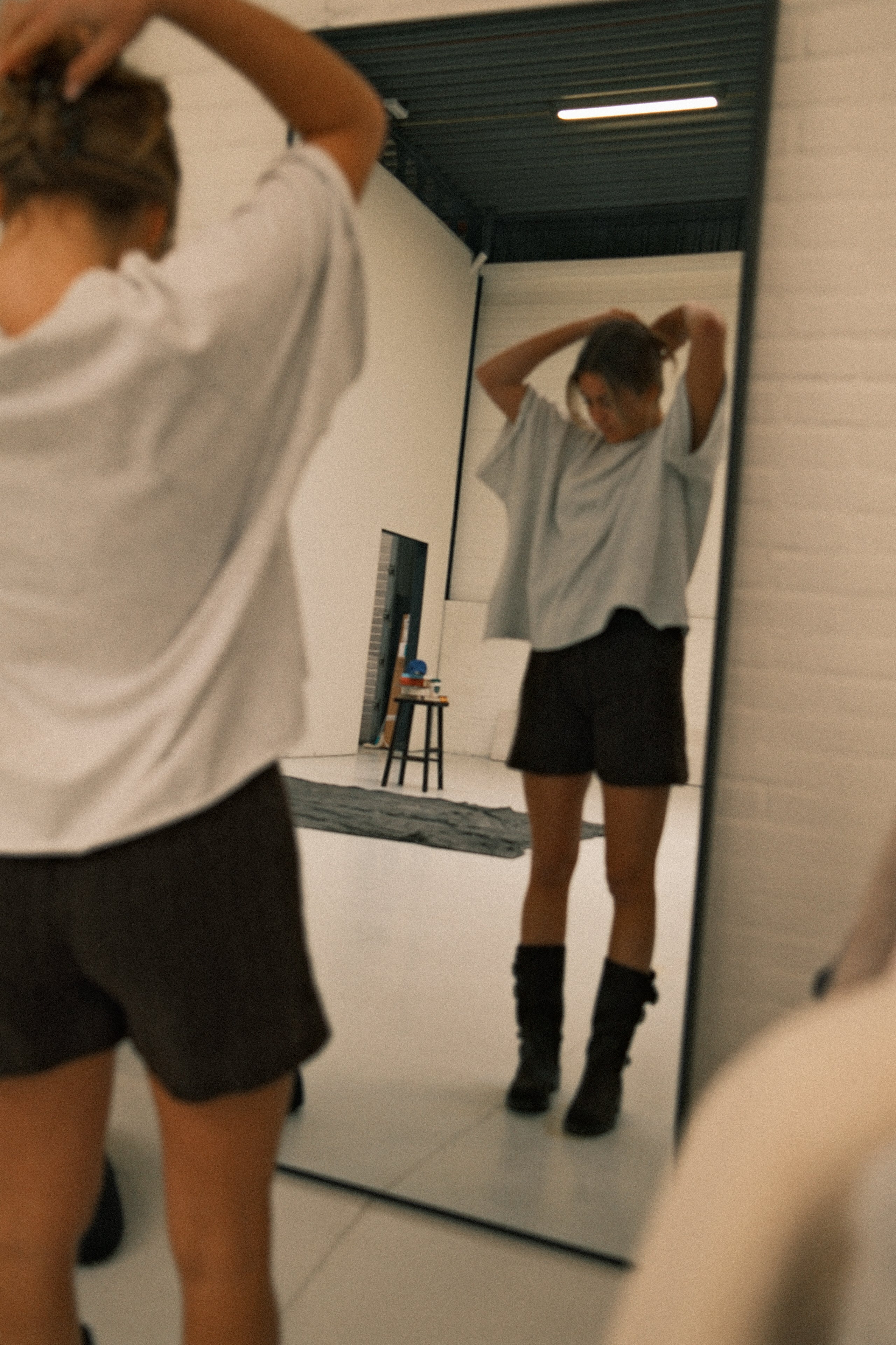 OVERSIZED ESSENTIAL TEE GREY - Image 16