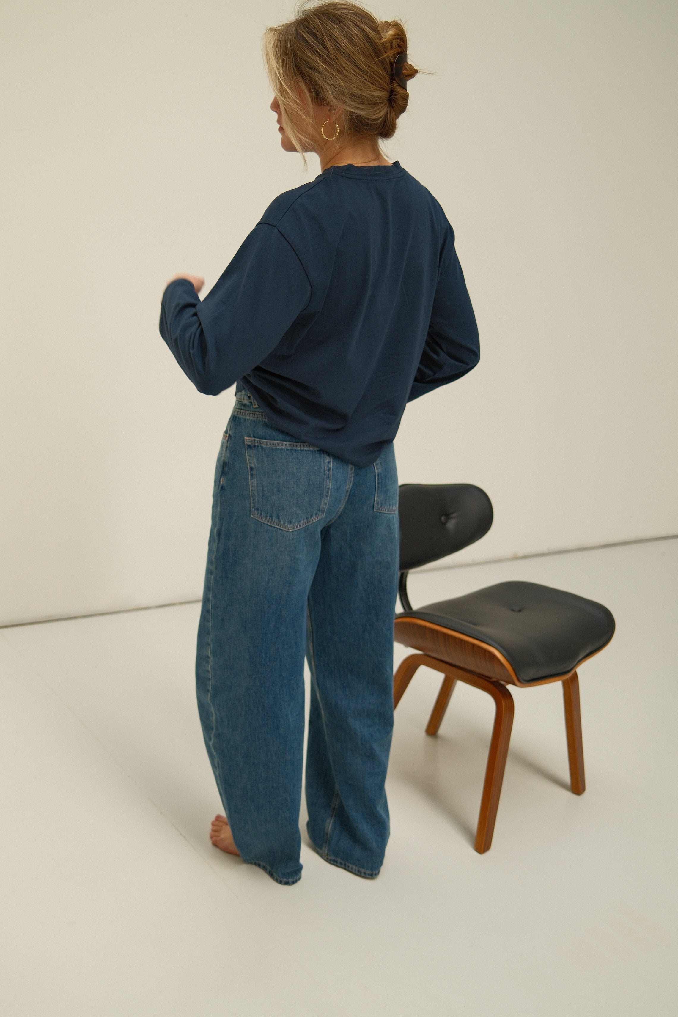 SNEAKERS LENGTH BARREL JEANS - Image 11
