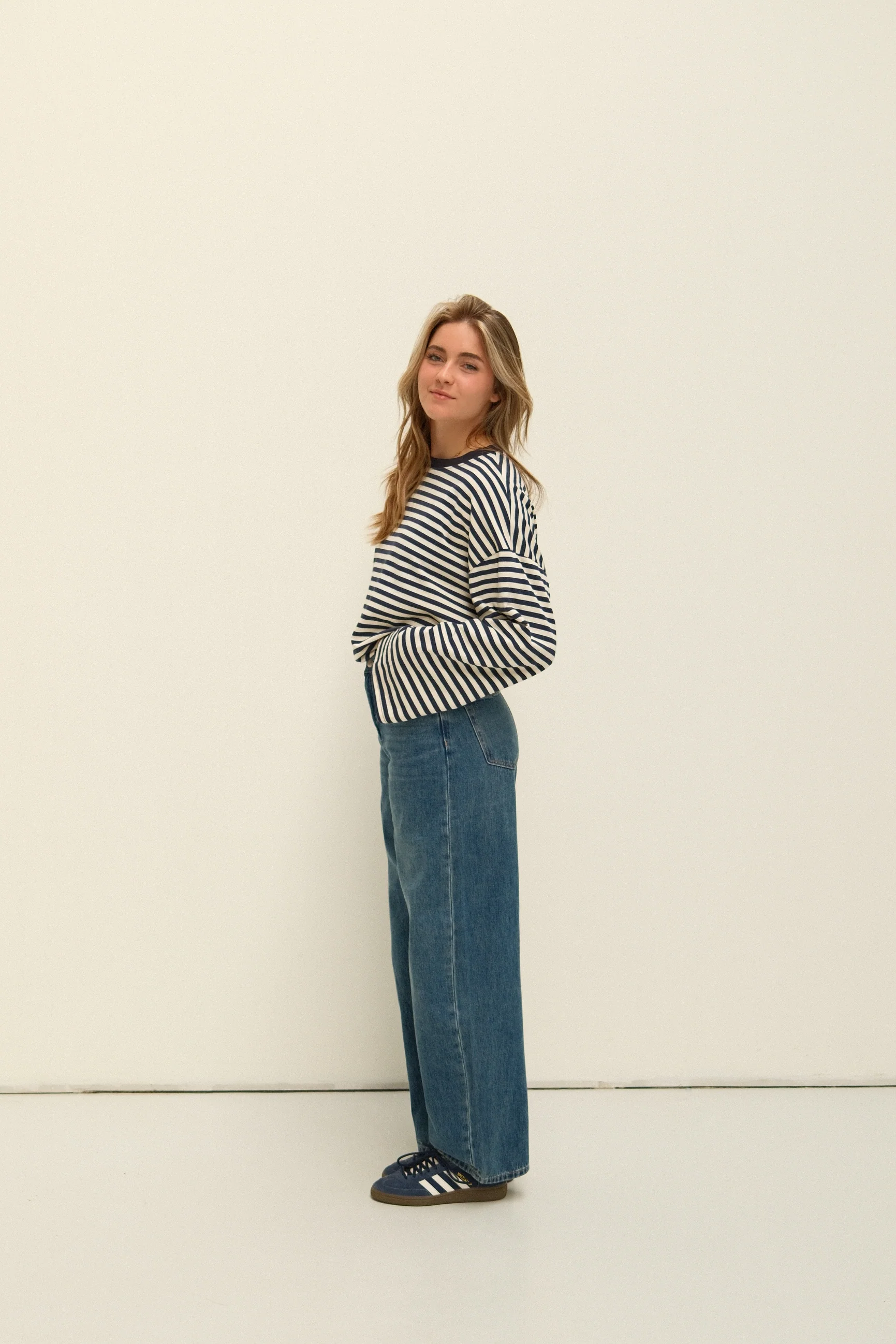 SNEAKERS LENGTH BARREL JEANS - Image 3