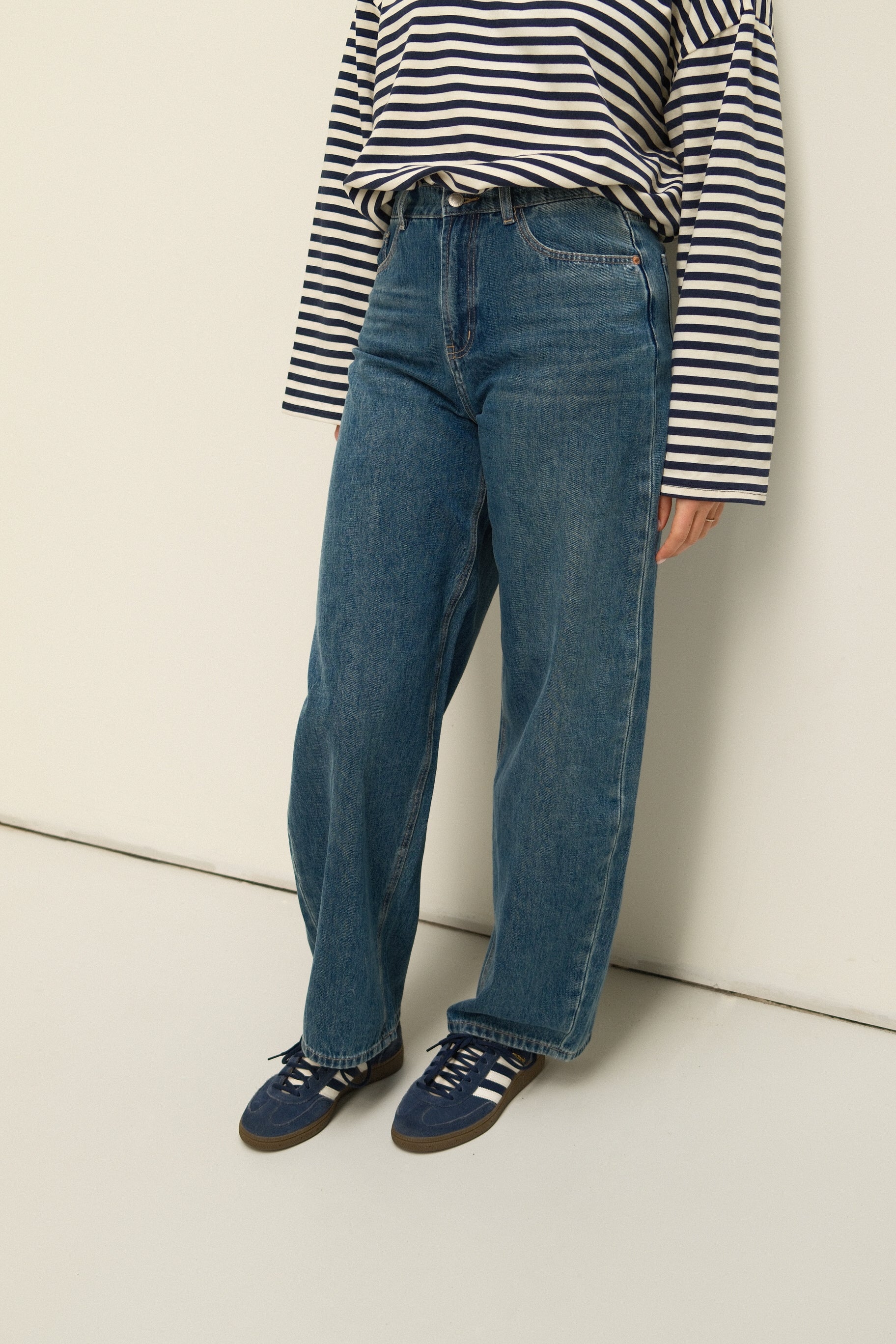 SNEAKERS LENGTH BARREL JEANS - Image 5