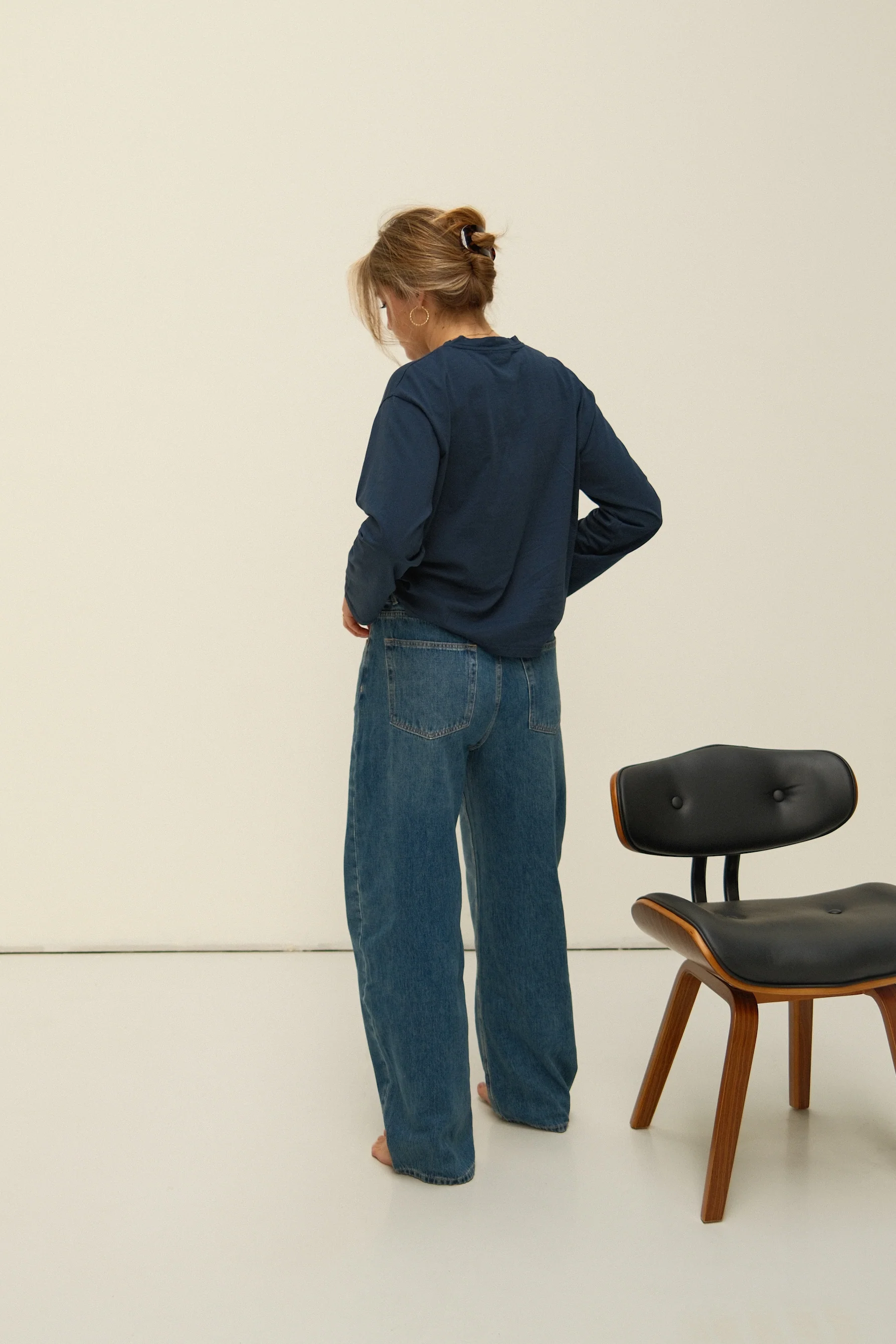 SNEAKERS LENGTH BARREL JEANS - Image 7