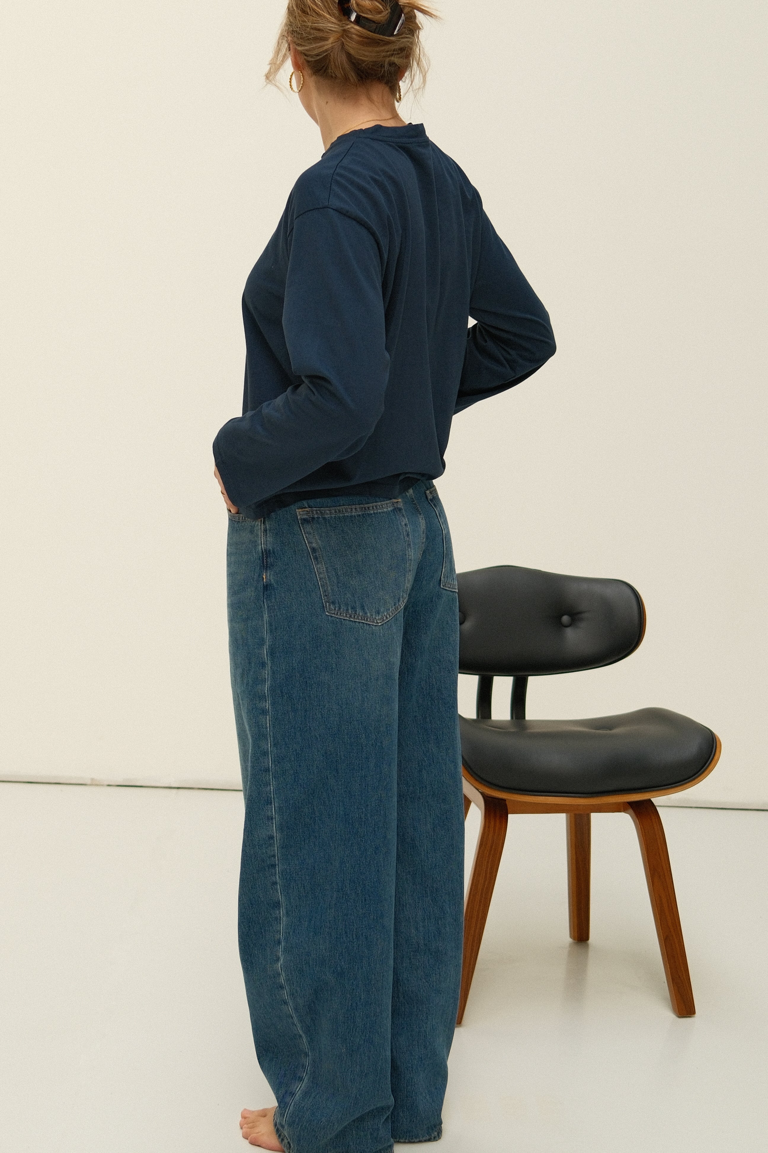 SNEAKERS LENGTH BARREL JEANS - Image 8