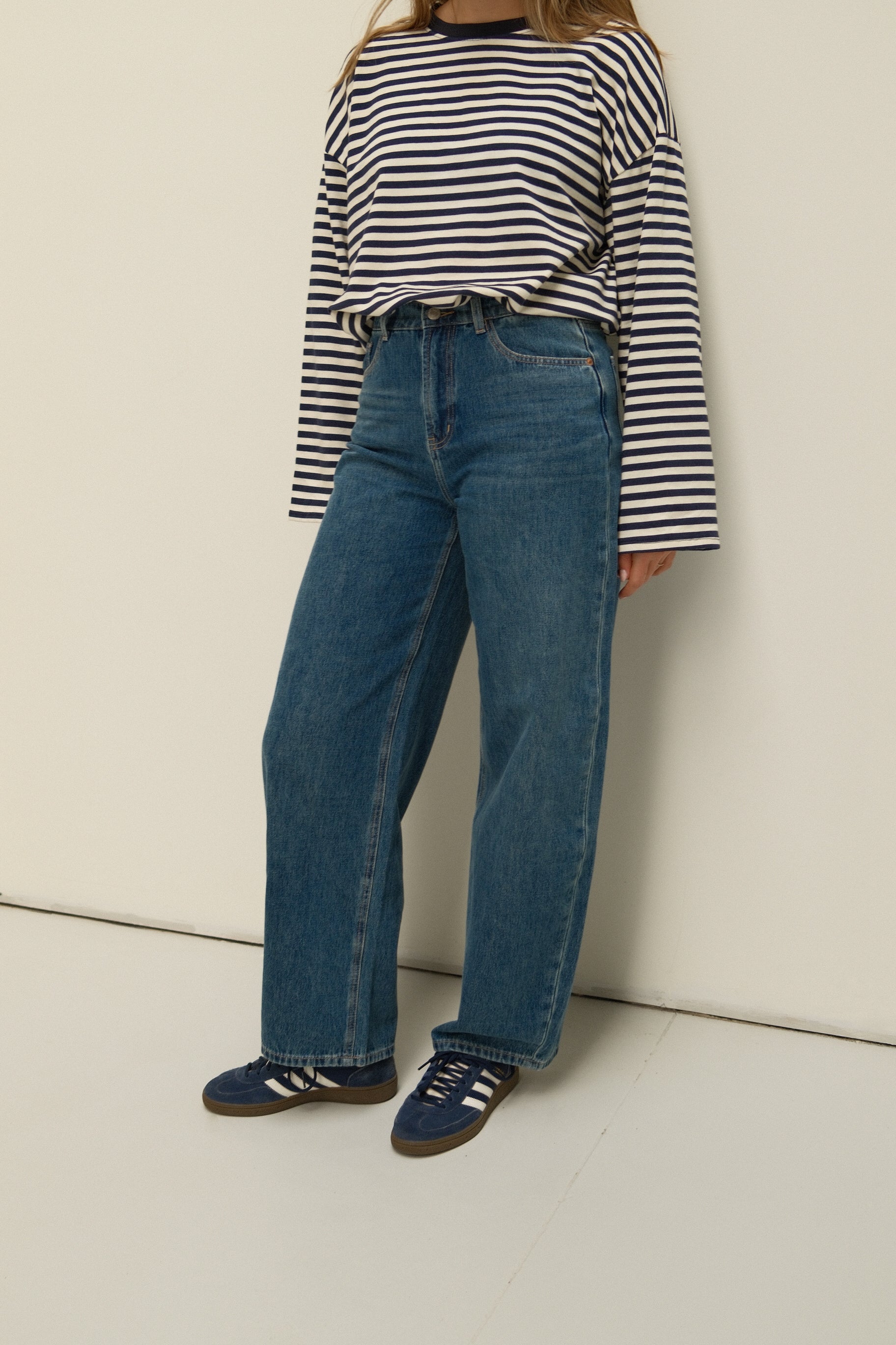 SNEAKERS LENGTH BARREL JEANS - Image 9